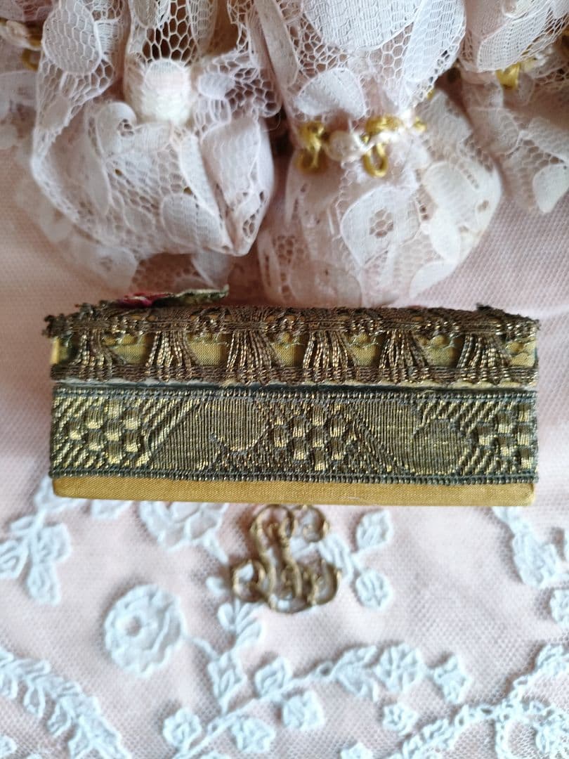 ロココリボンとメタルブレードのカルトナージュボックス&モノグラムパーツと布花