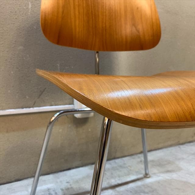 ハーマンミラーのイームズプライウッドダイニングチェア（DCM）②