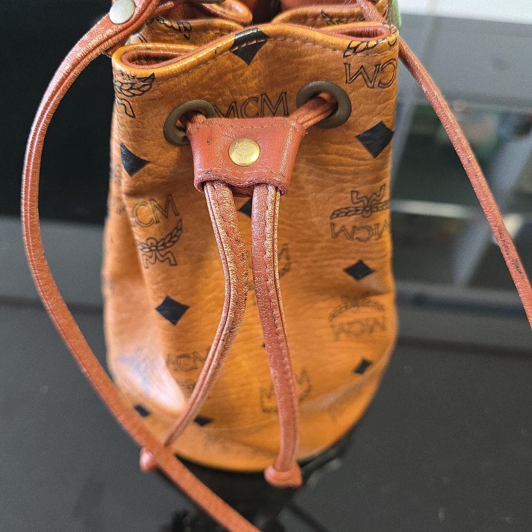 MCM ブラウンレザー巾着型 ショルダーバッグ - メルカリ
