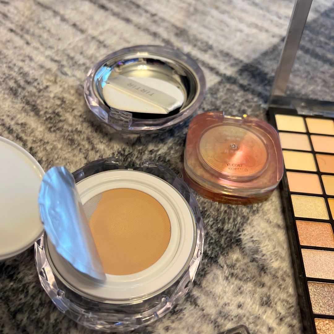 アイシャドウパレットと化粧品セット