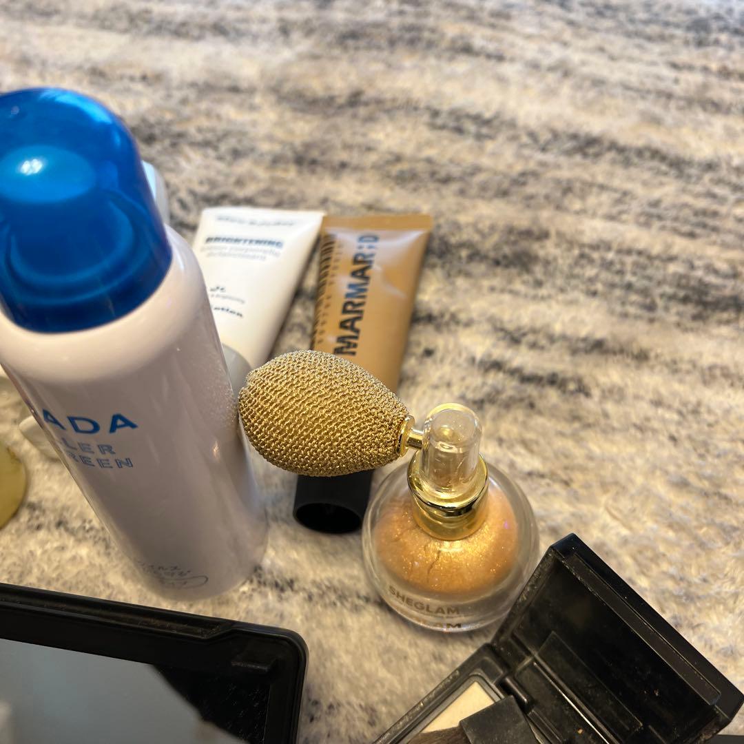 アイシャドウパレットと化粧品セット