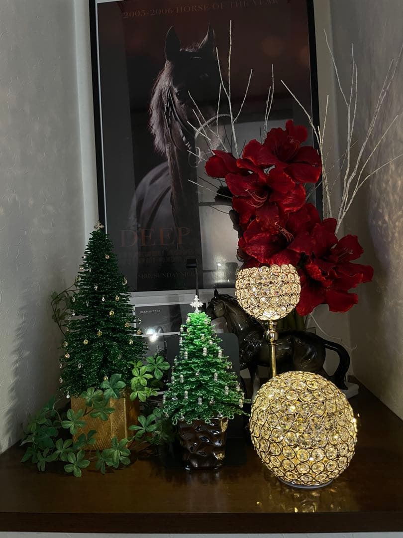 ビーズ装飾の小型クリスマスツリー