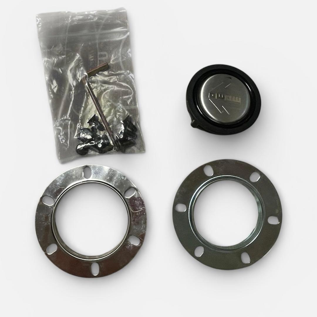 MOMO スポーツステアリング ホーンボタン付き