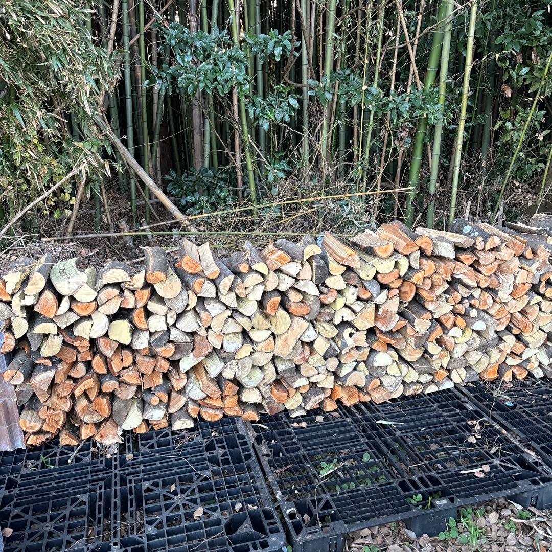 そろそろ薪だな空いてきた頃❣️引き取り限定‼️ 未乾燥‼️来年用　広葉樹ミックス