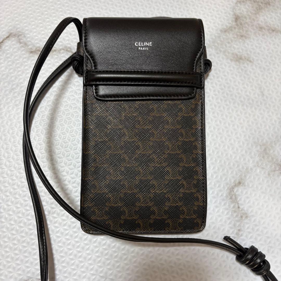 美品 セリーヌ トリオンフ マカダム スマホショルダー 斜めがけ フォンケース