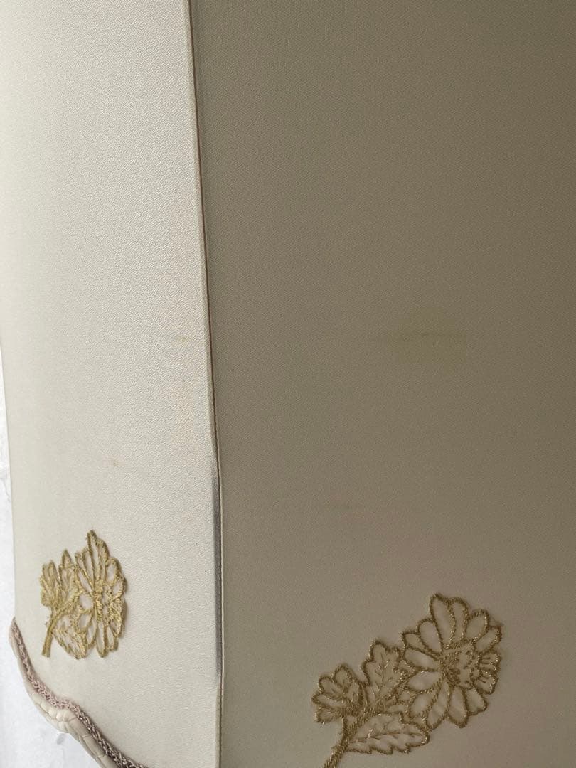 ガラステーブルつきのフロアランプ