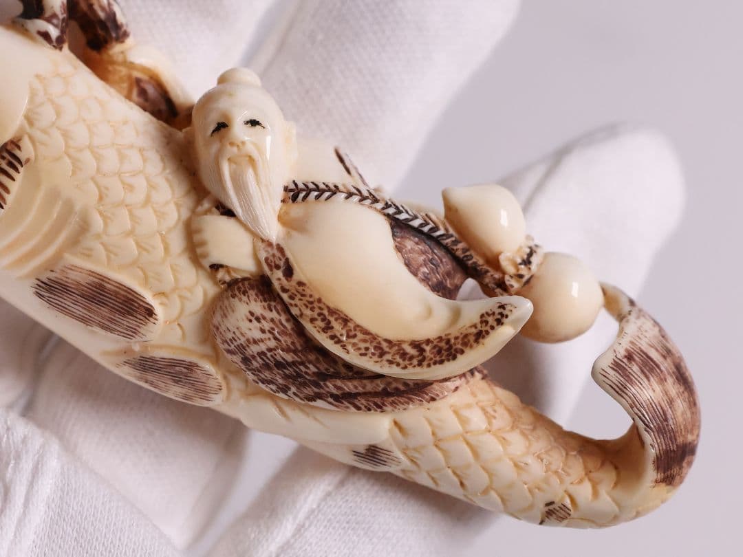 時代 堤物 根付 置物 天然素材 鯉乗寿老人 在銘 峰山 牙 彫刻【CM278】