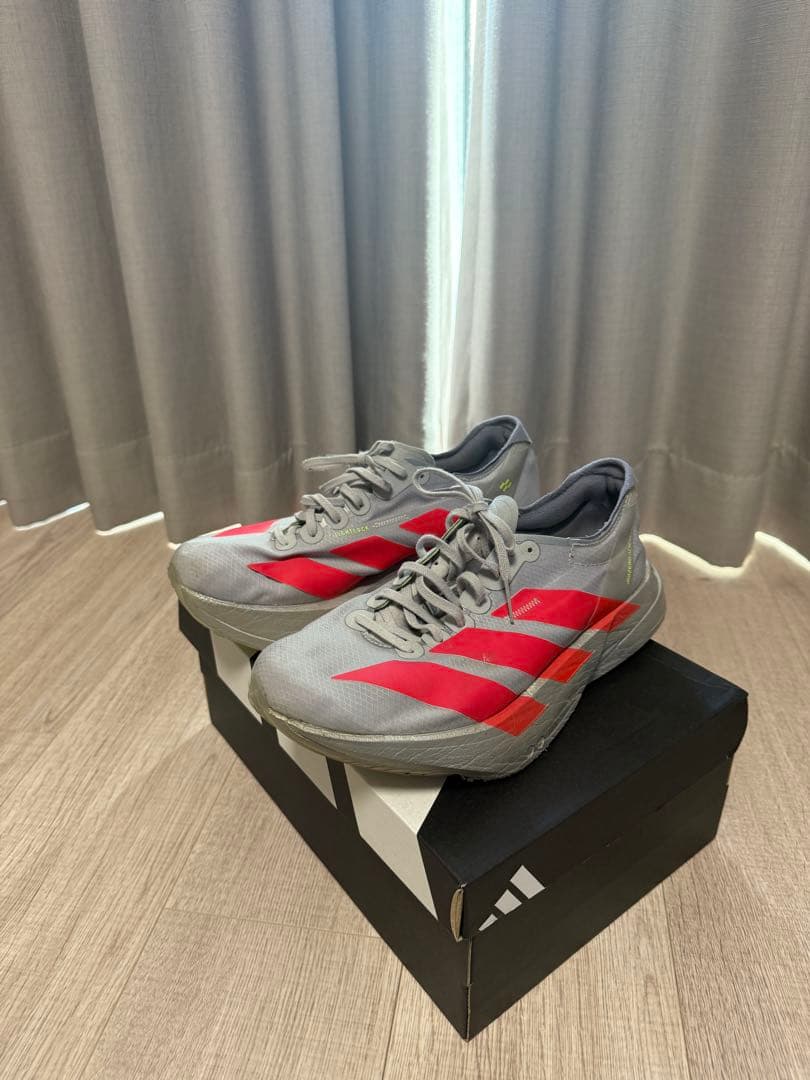 adidas スパイクシューズ グレー/レッド