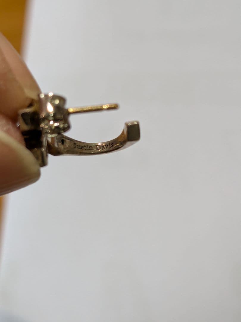 ジャスティンデイビスのクロスデザインピアス