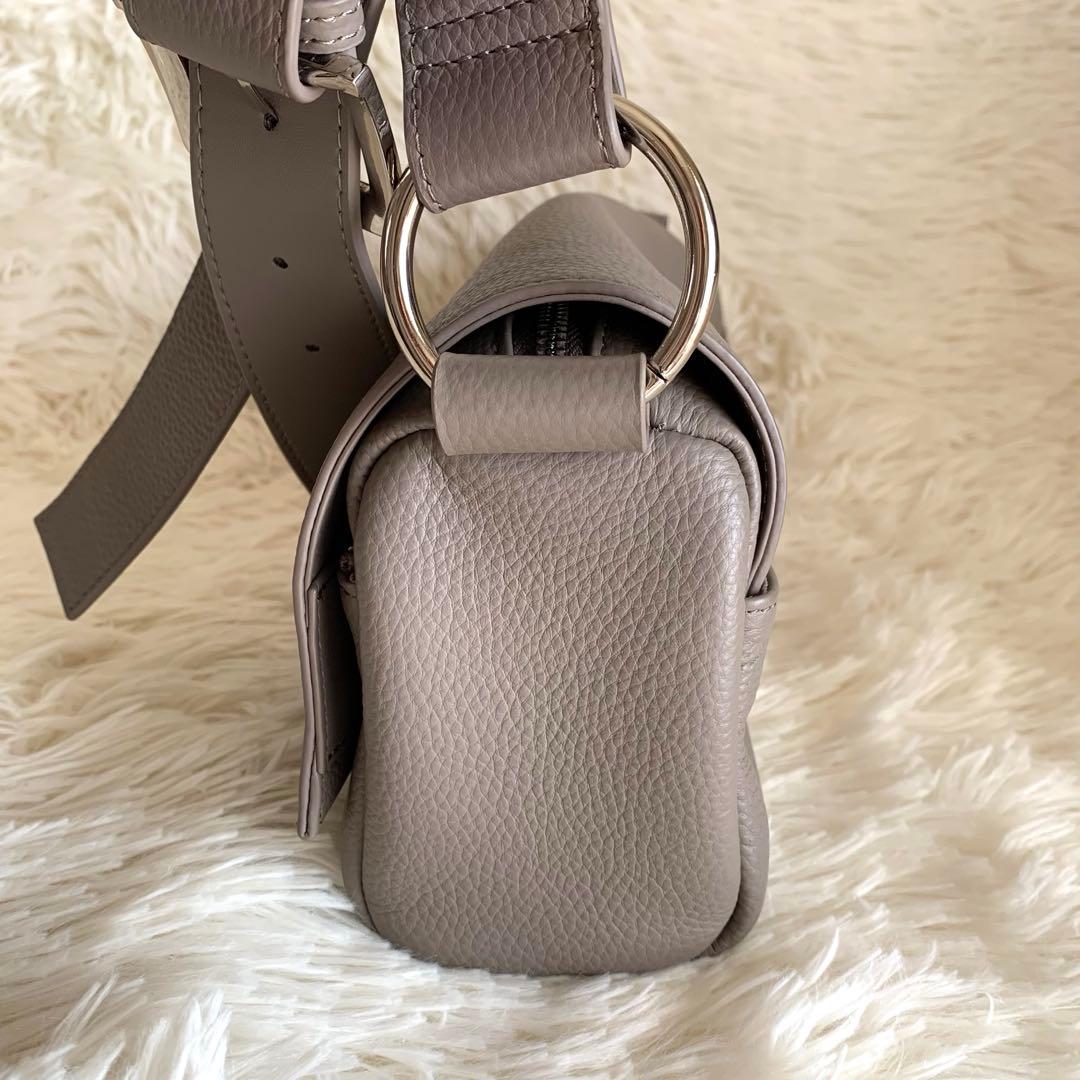 ビアズリー BEARDSLEY レザーボディバッグ グレージュ - メルカリ