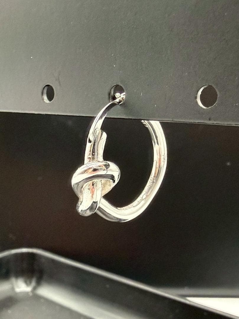 【片耳のみ】CELINE ノットフープ ピアス シルバー系 SCA1224