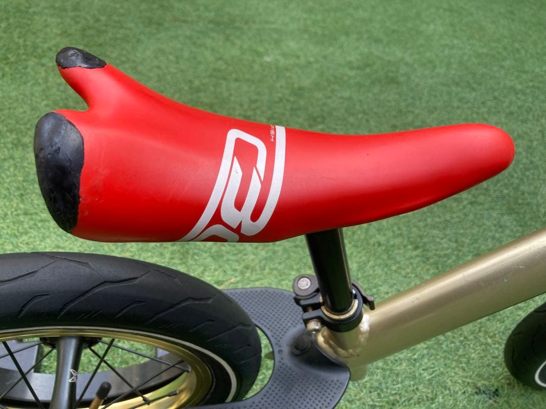 strider ストライダープロ　PRO限定ゴールド　 純正サドル、ハンドル付