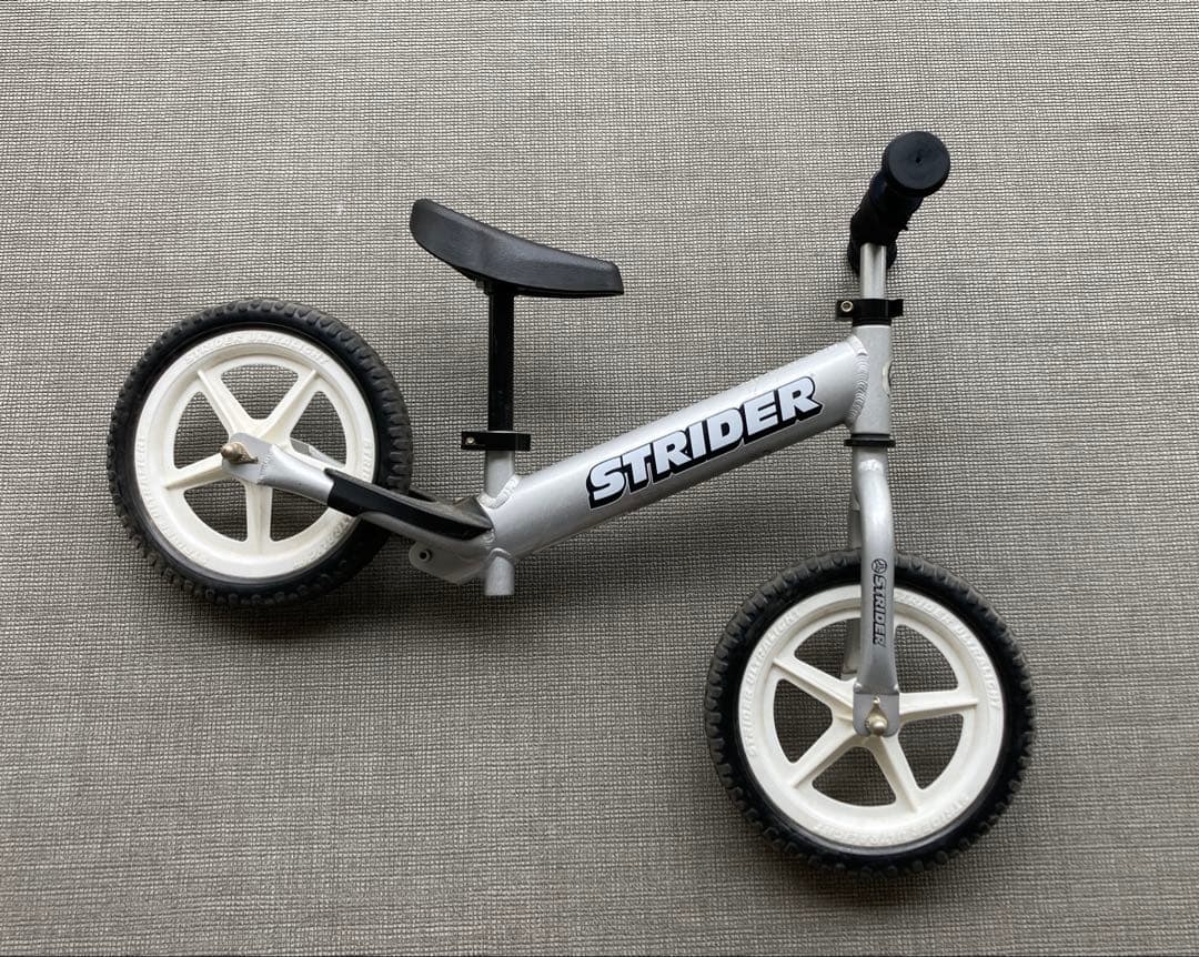 STRIDER プロ　シルバー　バランスバイク