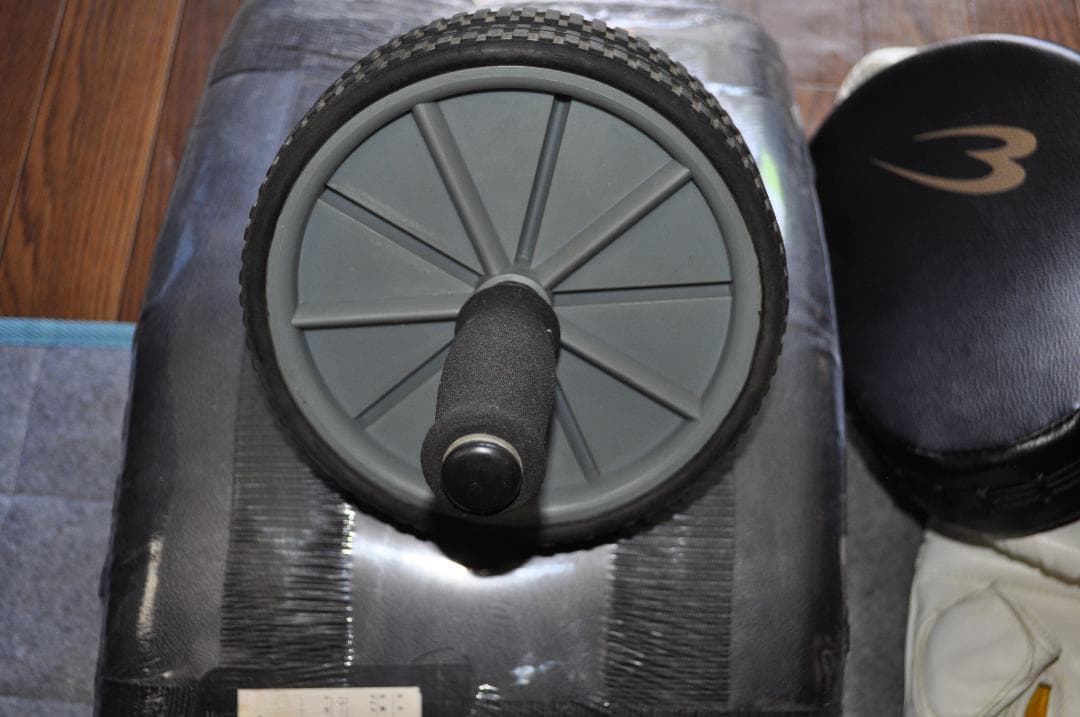 ボクシングミット　グローブ・　プロテクター　腹筋ローラーセット