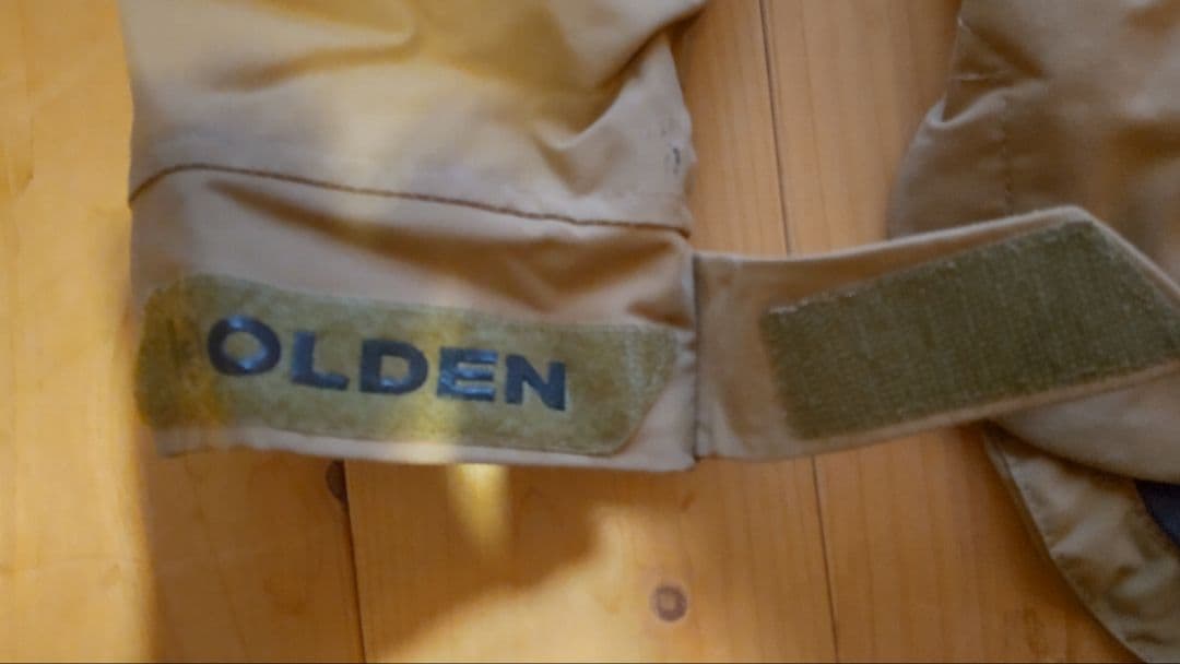 HOLDEN スノーボードウェアー ベージュジャケットと緑パンツ