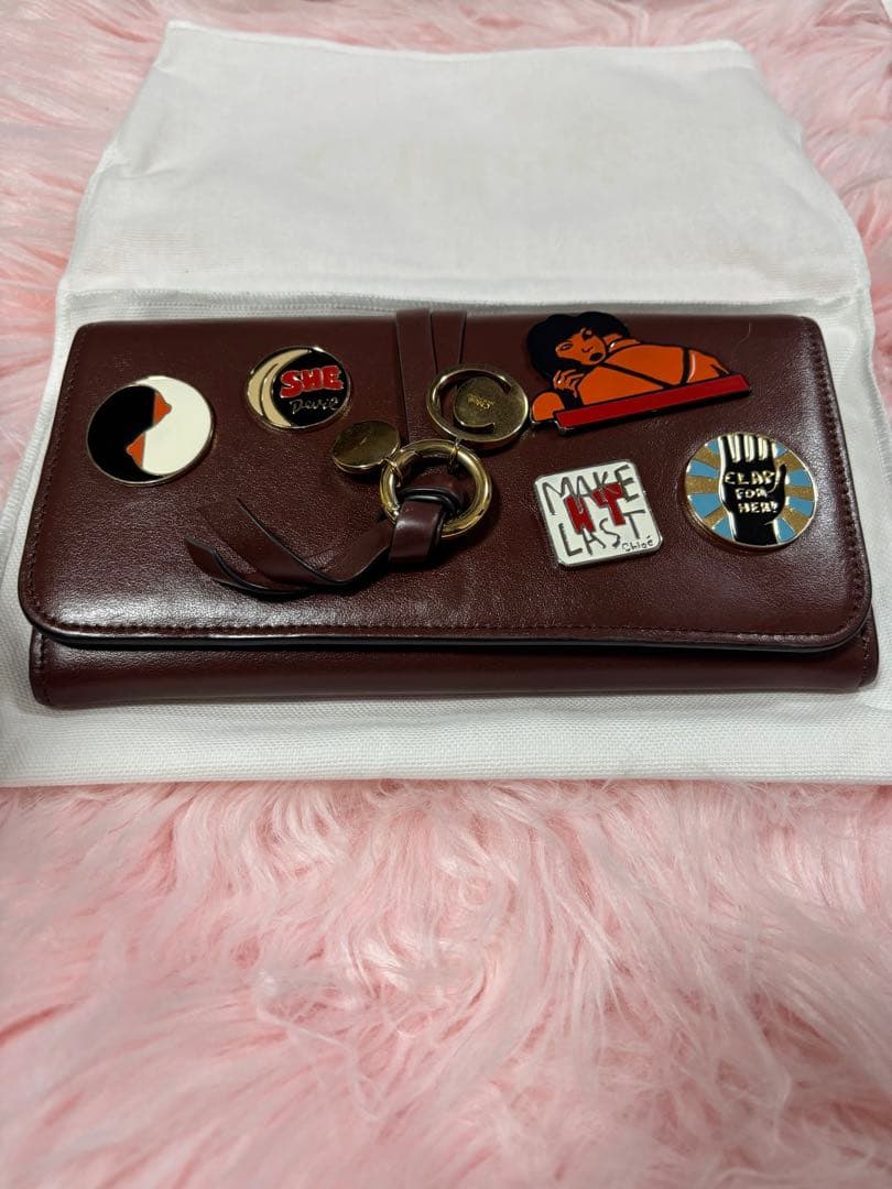 Chloé ダークブラウン 長財布 ピンバッジ付き