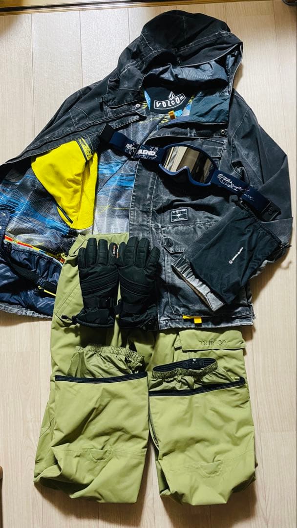 VOLCOM スノーボード　ウェア　ジャケット・パンツ・グローブ・ゴーグル