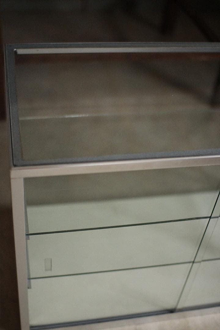古いアルミフレームの卓上全面ガラスケース　収納棚　キッチン収納　古家具　古道具