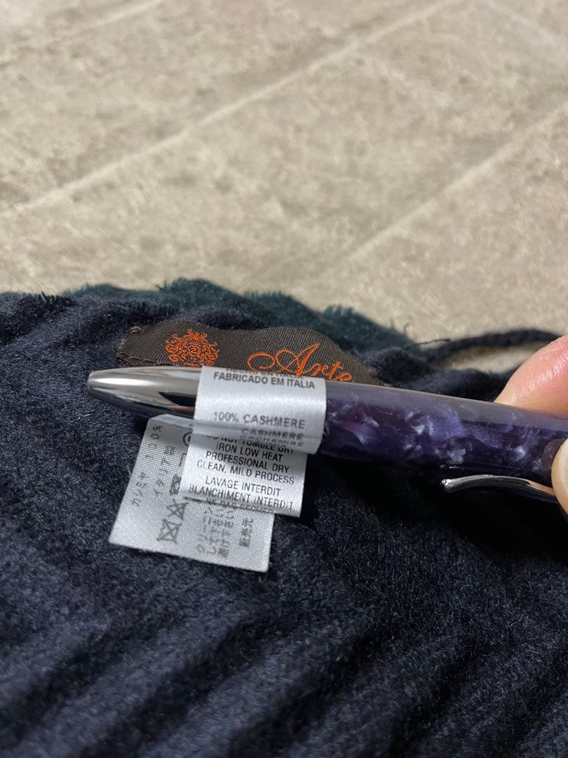 （伊）アルテの、折りヘリンボーンのホワイトカシミア100%のリバーシブルマフラー