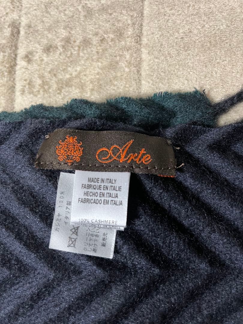 （伊）アルテの、折りヘリンボーンのホワイトカシミア100%のリバーシブルマフラー