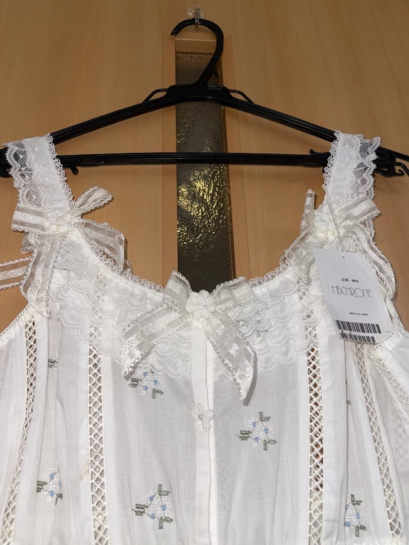 さえら、ヒスクローネの豪華レース満載ホワイトフレアパジャマ