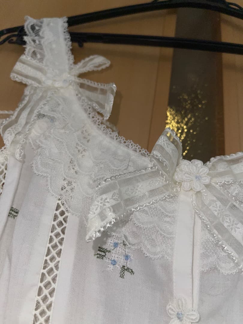 さえら、ヒスクローネの豪華レース満載ホワイトフレアパジャマ