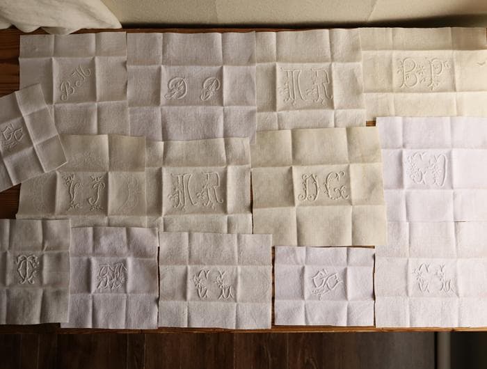 159】たくさん14枚！ フランス アンティーク イニシャル 手刺繍 端切れ