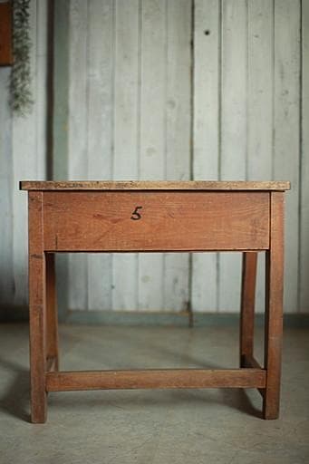 古く味のある小学校の机　木製