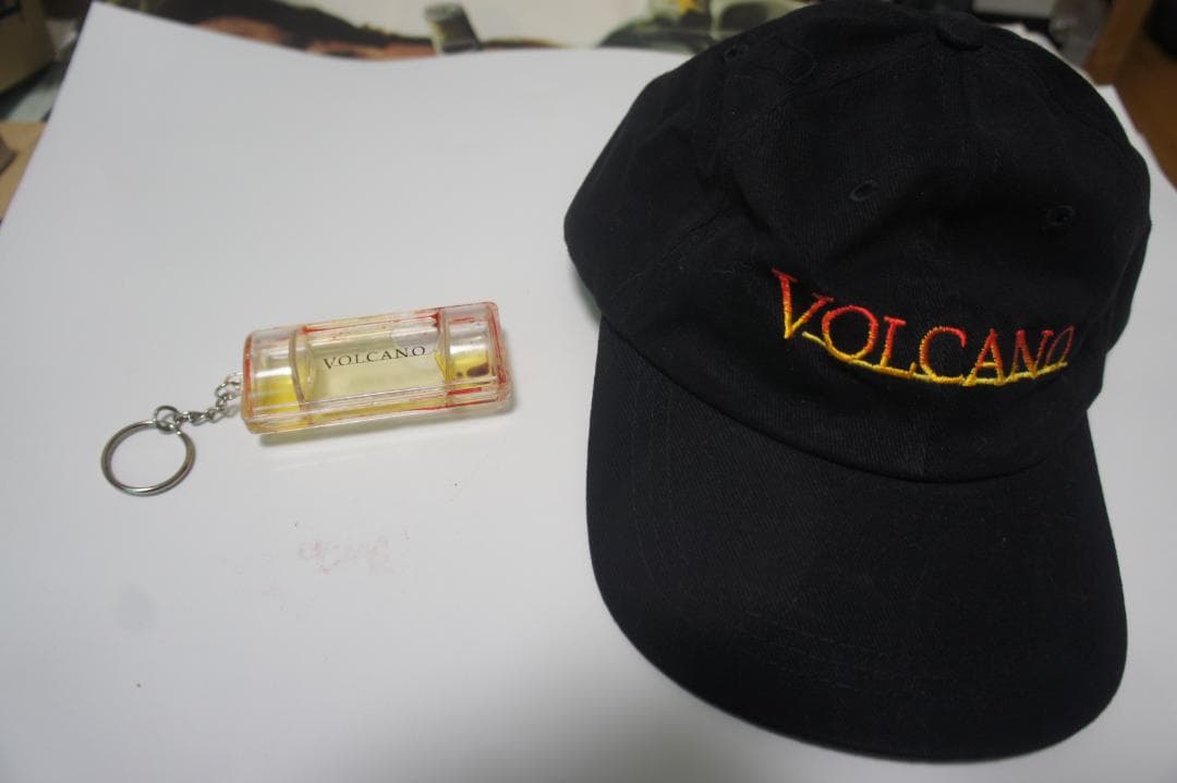 映画”ボルケーノ”のポスター、プレスブック、キャップ、キーホルダのセット