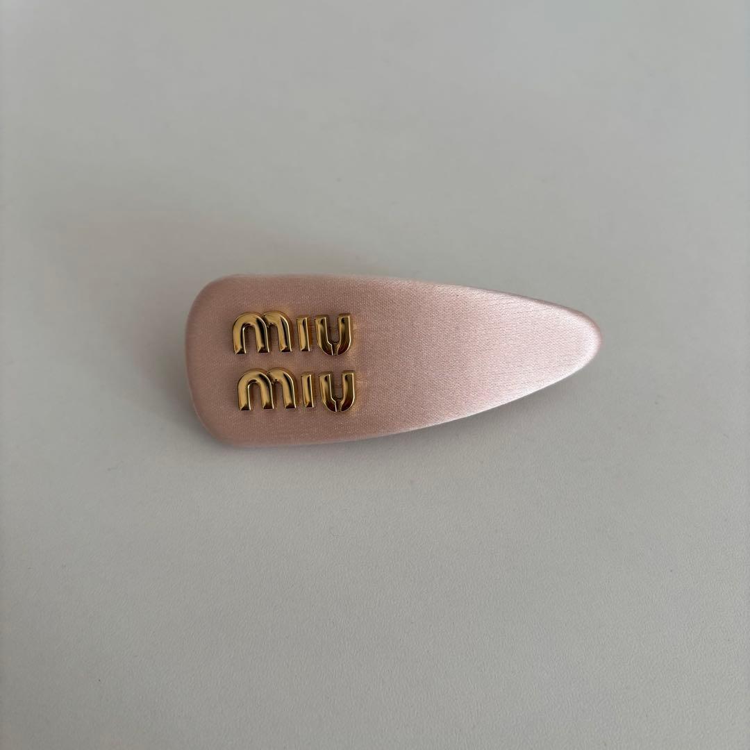miumiu サテンヘアクリップ ピンク