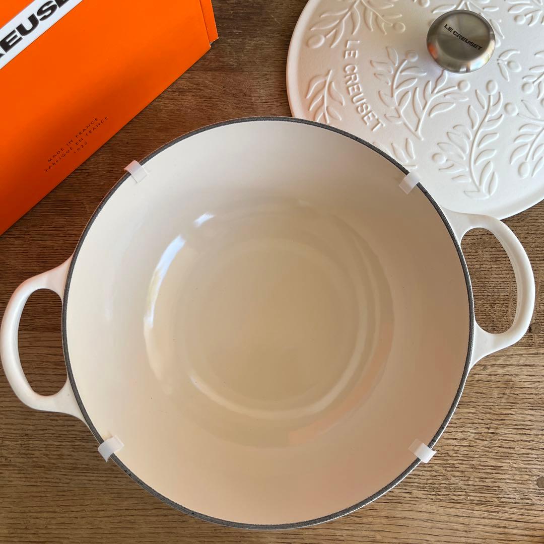 新品　ルクルーゼ 28cm マルミット オリーブブランチレリーフ　IH 土鍋