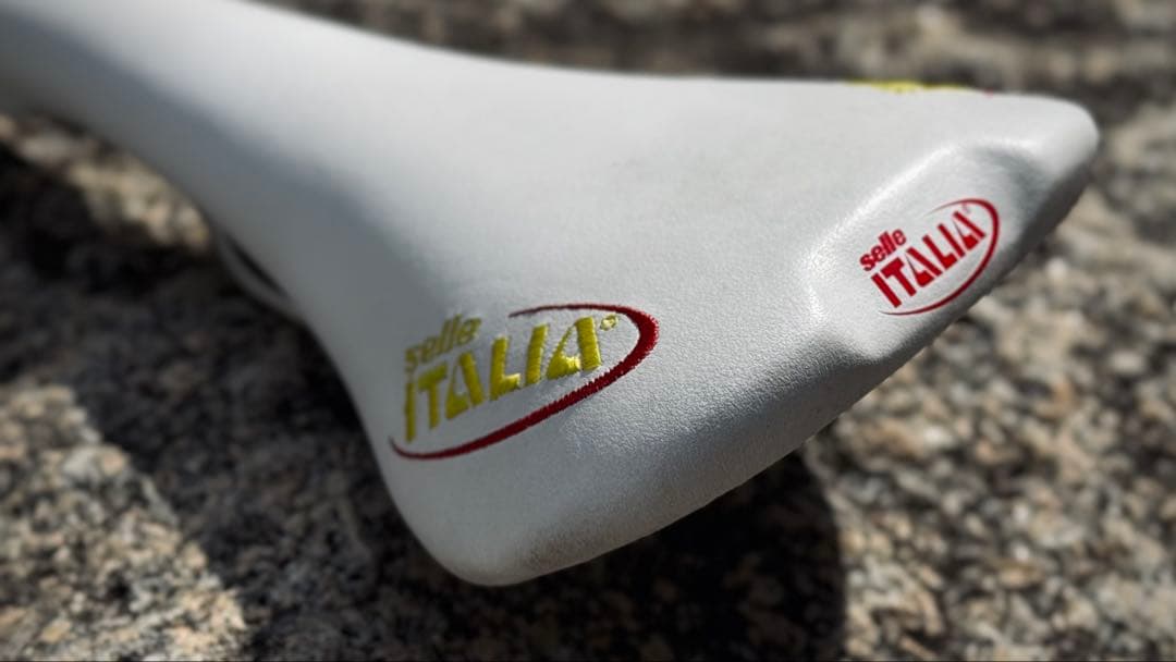 セライタリア Flite サドル 白 njsシール有 競輪