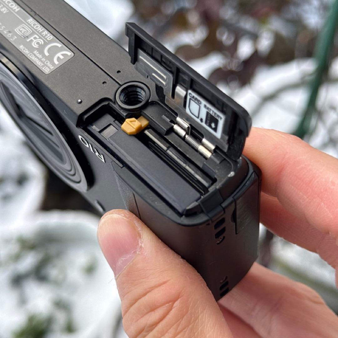 ☆動作OK RICOH R10 デジカメ バッテリー＆SDカード付き