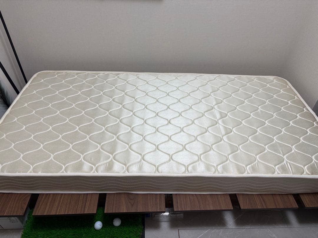 【引き取り限定】LOWYAシングルベッド　マット付き