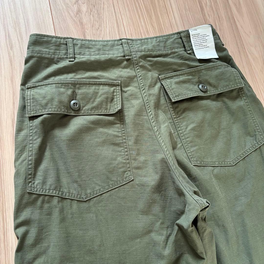CIOTA シオタ スビンコットンムラ糸バックサテンベイカーパンツ カーキ 5