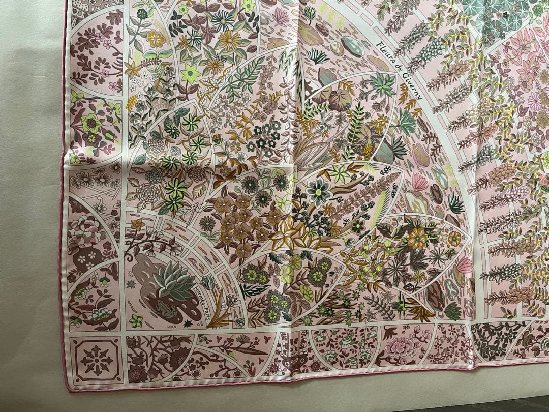 新品未使用.エルメス スカーフ　カレ90 「ジヴェルニーの花」レア柄、ピンク系