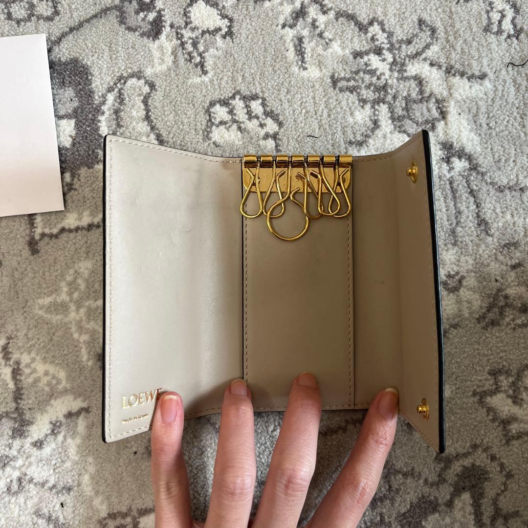 LOEWE エンボス加工 ベージュキーケース