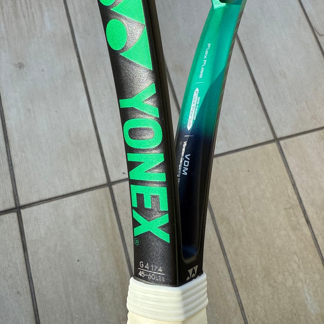 ② ヨネックス ブイコア プロ 97d 18×20 G2 テニスラケット