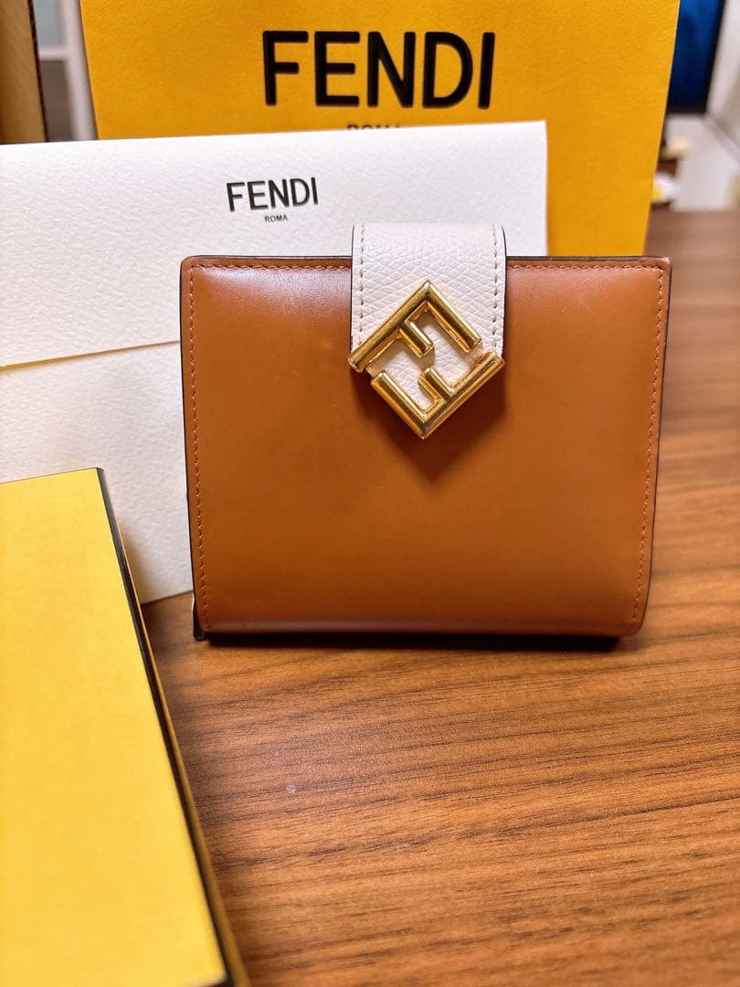 FENDI フェンディ　FFダイヤモンド　ブラウン＆カメリア　レザー 折り財布