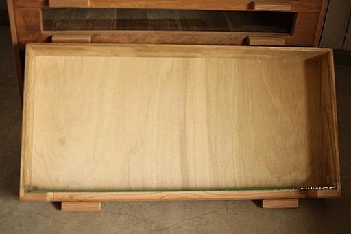 古い前面ガラスの引き出し4段　カトラリー収納　食器棚　収納棚　古家具