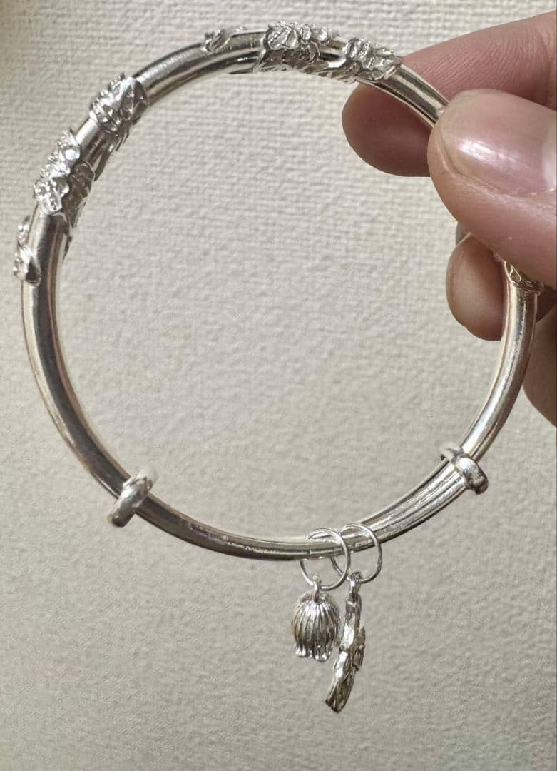 シルバー製 S999フローラル ブレスレット蝶のチャーム付き錆防止サイズ