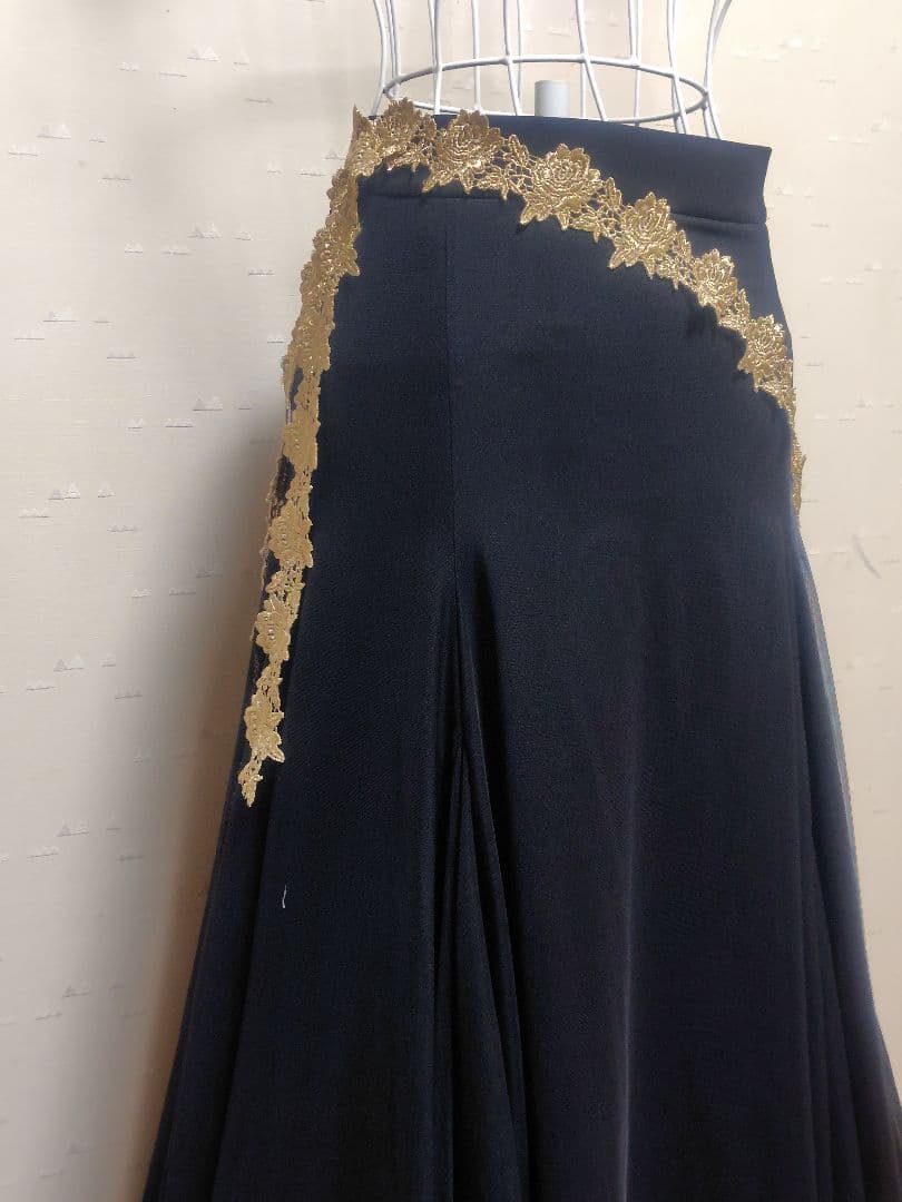 ジャンティの存在感、ボリューム、インパクトの有るスカート ほぼ新品