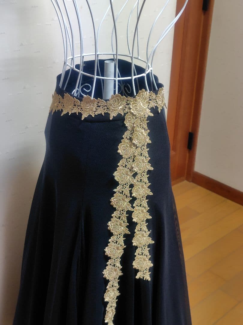 ジャンティの存在感、ボリューム、インパクトの有るスカート ほぼ新品