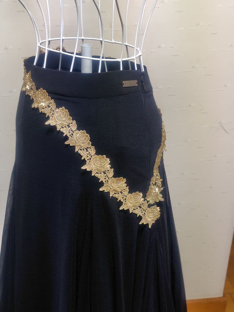 ジャンティの存在感、ボリューム、インパクトの有るスカート ほぼ新品