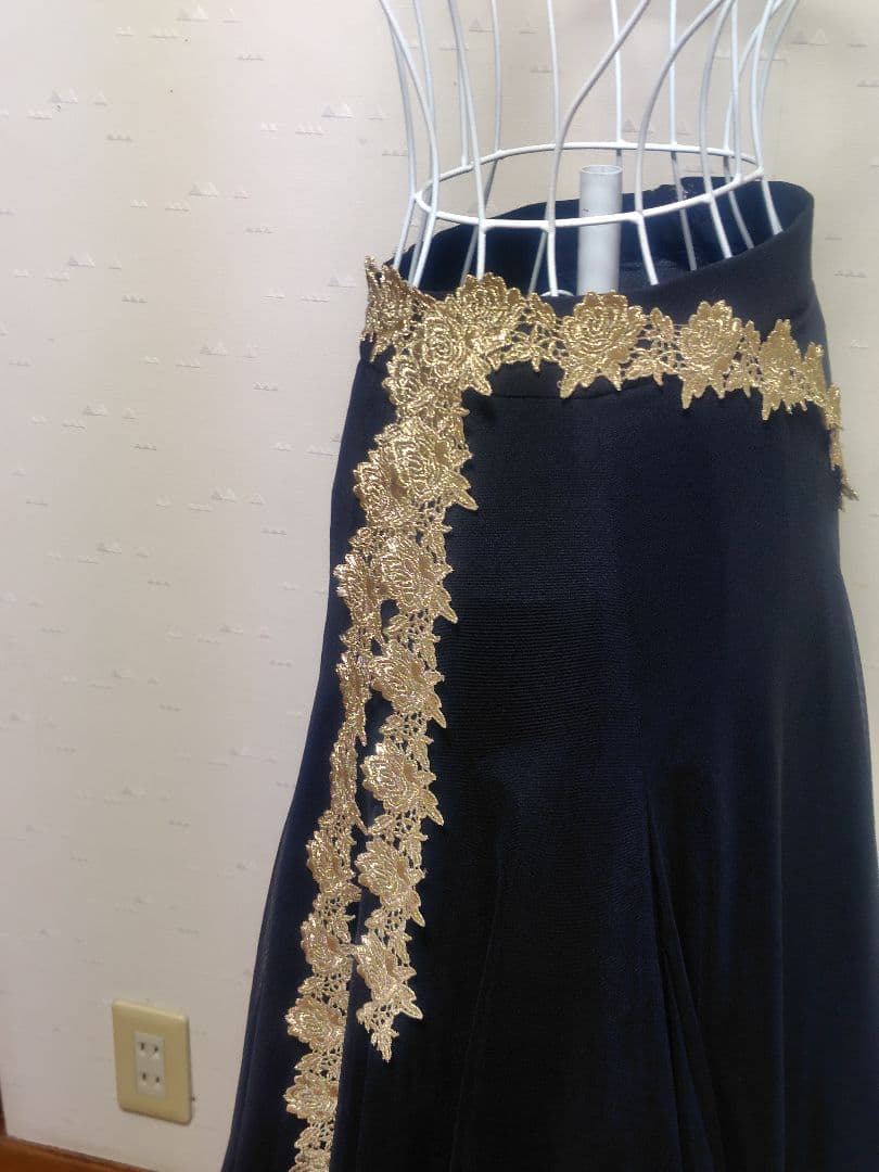 ジャンティの存在感、ボリューム、インパクトの有るスカート ほぼ新品