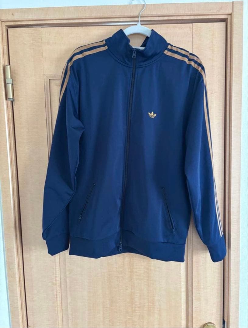 adidas トラックジャケット（ジェンダーニュートラル）