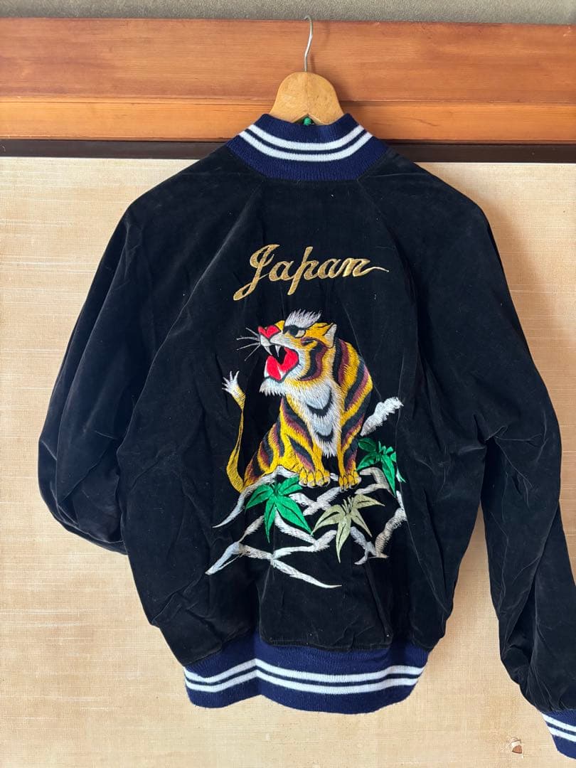 黒い虎刺繍スカジャン Japan