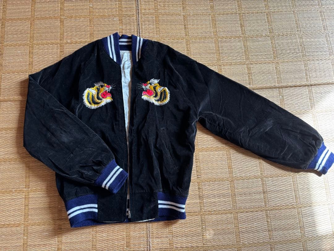 黒い虎刺繍スカジャン Japan
