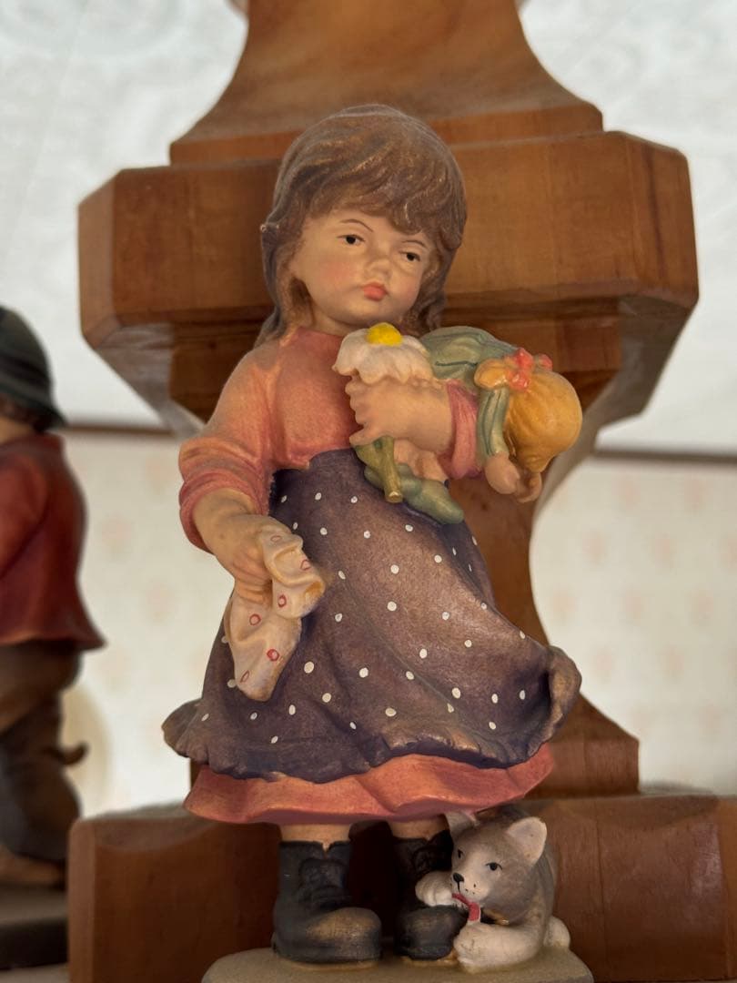 木製シャンデリア 人形付き フリルシェード　ドイツ工芸品