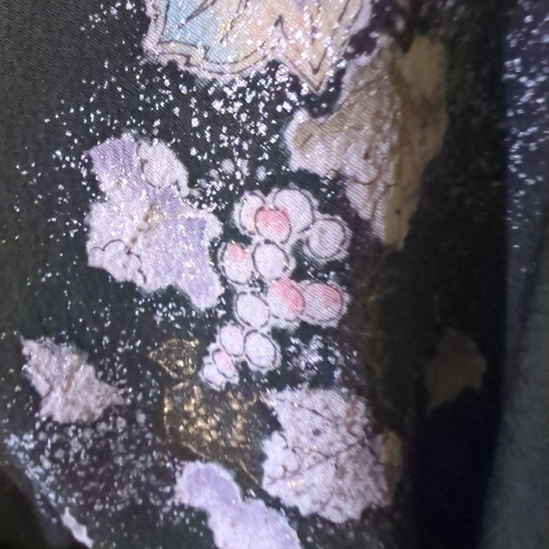 落款が入ります、青丹色の地に煌めく葡萄柄が繊細な